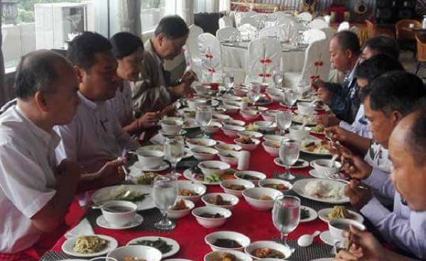 The AMDP, the MNP, and the 21-member group have lunch together after the meeting (Photo/Facebook)