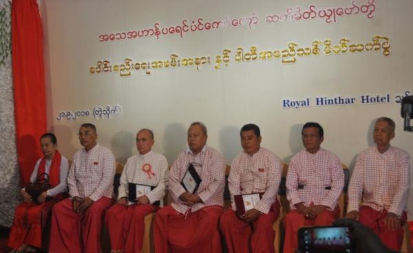 ပါတီပေါင်းစည်းရေးလက်မှတ်ရေးထိုးသူ ခေါင်းဆောင်များနှင့် အသိသက်သေများ(photo:MNA)
