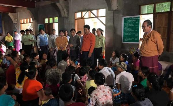 မွန်ပြည်နယ်ဝန်ကြီးချုပ်နှင့် အစိုးရအဖွဲ့ဝင်များ ရေးဘေးသင့်ပြည်သူများကို သွားရောက်တွေ့ဆုံ(Photo: မွန်ပြည်နယ်အစိုးရရုံး)