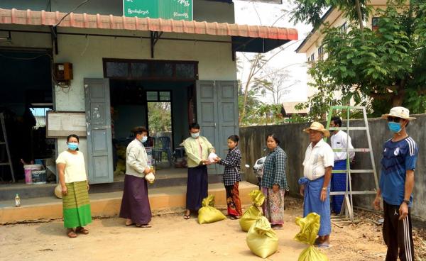 တာချီလိတ်ခရိုင် အထွေထွေ အုပ်ချုပ်ရေးမှူး၊ မိုင်းဆတ်မြို့နယ် အခြေခံလူတန်းစားများကို ပစ္စည်းဝေပေးနေသည့်ပုံ 