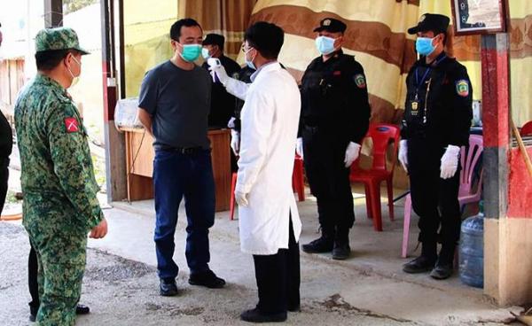 COVID-19 ကာကွယ်ရေး စစ်ဆေးနေကြ (ပုံ- Mongla News)