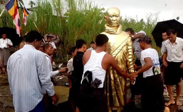 ဆရာတော် ဦးဥတ္တမကြေသွန်း ရုပ်တုကို ဒေသခံ ပြည်သူများက ဝိုင်းဝန်းကြိုဆိုနေပုံ(ဓာတ်ပုံ- ဖေ့စ်ဘုတ်)