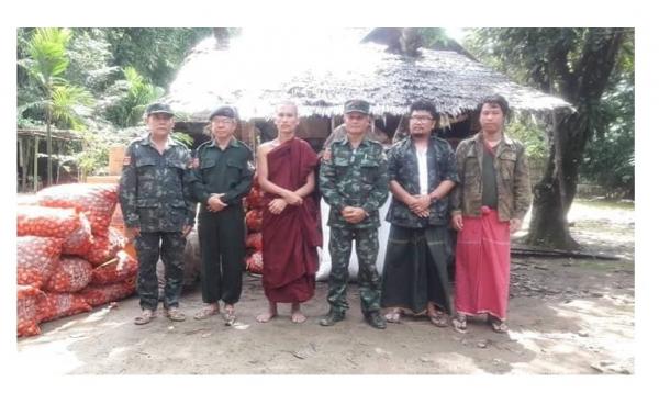 မွန်ပြည်သစ်ပါတီသို့ ဦးဇင်းဇော်လတ်  ရိက္ခာပစ္စည်းလှူဒါန်းခဲ့စဉ်(photo/Facebook)