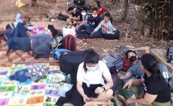 Caption : Photo – A night camp of returnees from Thailand somewhere near Palaung Japan village (Saikamar Nonramarn)