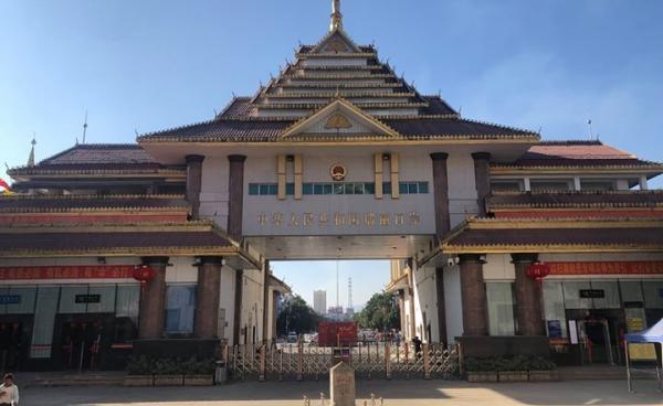 Photo by ထုန့်ဟွေ့လီ — ဝူဟန် ဗိုင်းရပ်(စ်)ကြောင့် နယ်စပ်ဂိတ် လူဝင်၊ လူထွက် နည်းပါး