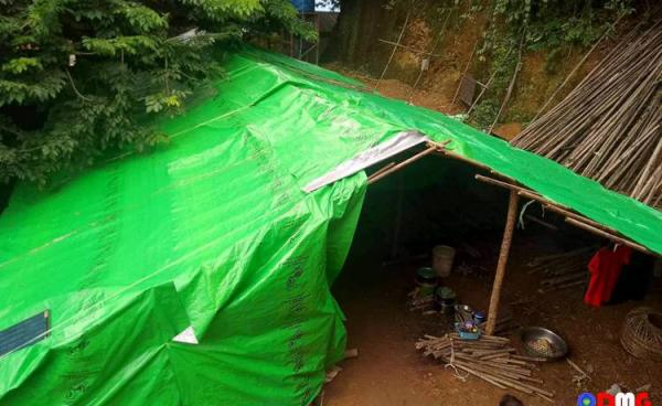 မြတန်ဆောင်းစစ်ဘေးရှောင်စခန်းသို့ အသစ်ရောက်ရှိလာသော စစ်ဘေးရှောင်များ နေထိုင်နေသည်ကိုတွေ့ရစဉ်။