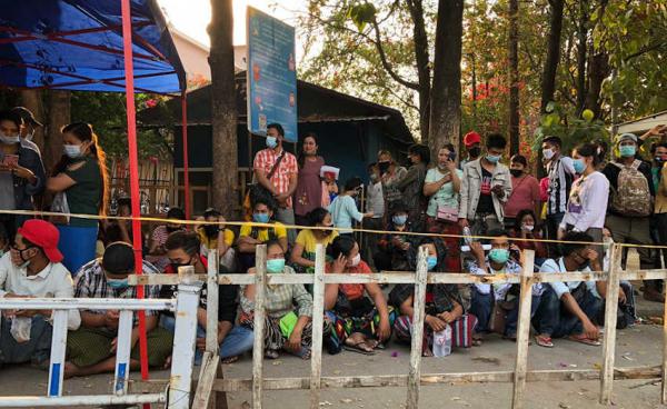 တရုတ်ပြည်ဘက်သို့ ဝင်ရန် စောင့်ဆိုင်းနေသူများ (Photo by ထုန့်ဟွေ့လီ)