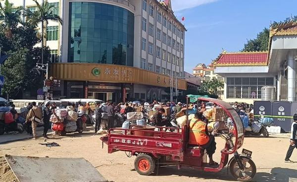 မူဆယ်မြို့ ဆင်ဖြူဂိတ်တွင် တွေ့ရသည့် သုံးဘီးဆိုင်ကယ်နှင့် ဆိုင်ကယ်များ။