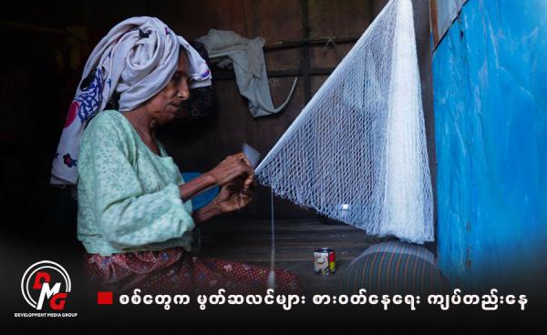 စစ်တွေမြို့နယ်ရှိ ဒုက္ခသည်စခန်းတစ်ခုမှ မွတ်ဆလင်အမျိုးသမီးတစ်ဦးအား တွေ့ရစဉ်။