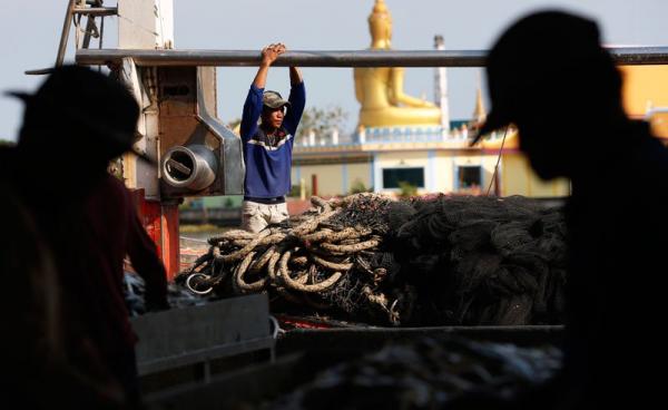Myanmar migrant fishermen work at a port in Samut Sakhon province, Thailand. Photo: Rungroj Yongrit/EPA-EFE