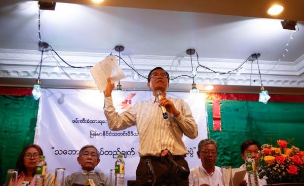 Aung Hla Tun, Vice-Chairman of Myanmar Press Council, talks to media during the press conference about the two arrested journalists in Yangon, Myanmar, 20 December 2017. Photo: Lynn Bo Bo/EPA-EFE