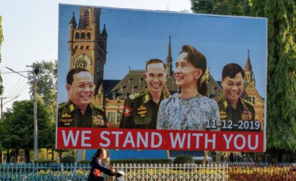 ပုံစာ - ဒေါ်အောင်ဆန်းစုကြည်နှင့် တပ်မတော်ကာကွယ်ရေးဦးစီးချုပ် ဗိုလ်ချုပ်မှူးကြီးမင်းအောင်လှိုင် (ဓာတ်ပုံ - AFP)