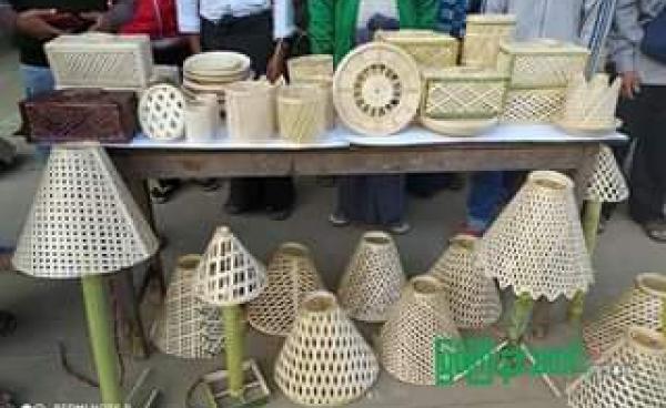 Photo- လထော်ဇော်လဒီး