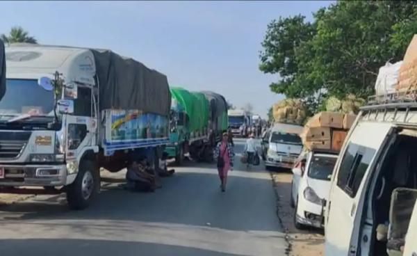 မြစ်ကြီးနား - မန္တလေး လမ်းပိုင်းတစ်နေရာ။