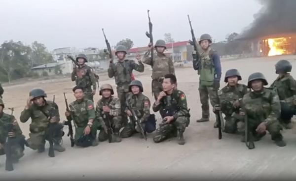 ဓါတ်ပုံ- KIA ပူးပေါင်းတပ်ဖွဲ့များ ဗန်းမော်လေဆိပ်ကို သိမ်းပိုက်ခဲ့စဉ်။