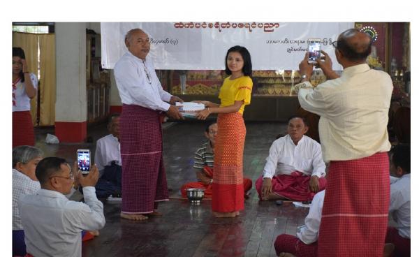 နိုင်ရွှေကျင်ဖောင်ဒေးရှင်းမှ ပညာသင်စရိတ် ချီးမြှင့်နေပုံ(photo: MNA)