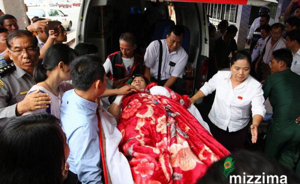 ဇူလိုင်လအတွင်းက ကားမတော်တဆဖြစ်မှုကြောင့် ရန်ကုန်ဆေးရုံကြီးသို့ ရောက်လာသည့် ၀န်ကြီးချုပ်နန်းခင်ထွေးမြင့်အား တွေ့ရစဉ် - ဓါတ်ပုံ- သူရ(မဇ္စျိမ)