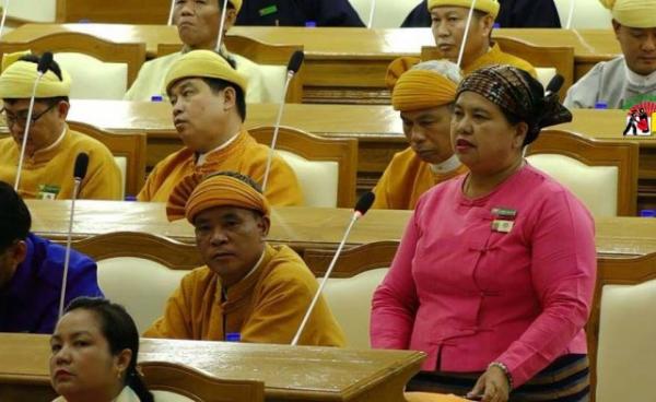 Photo By SHAN / သိန္နီမြို့နယ် ကျားခေါင်းပါတီ ပြည်နယ်လွှတ်တော်ကိုယ်စားလှယ် နန်းခင်ထားရီ