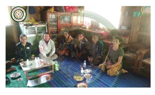 နန်းမိုဟွမ် ကို မိသားစုဝင်တွေဖြစ် တဲ့ ဦးစိုင်းထွန်းလှိုင်၊ ဒေါ်နန်းမြရင်၊ စိုင်းခန်းဆိုင် တို့ထံ ပြန်လည်အပ်နှံစဉ် (Photo: PSLF -TNLA News & Information Department)