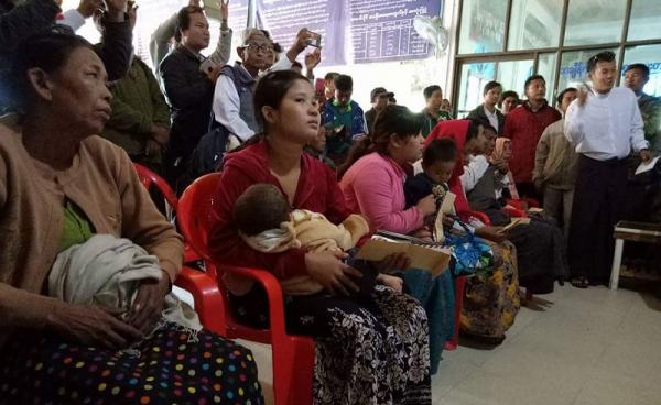 ဓါတ်ပုံ - ကျန်ရစ်သူမိသားစုဝင်များကို ထောက်ပံ့ကူညီနေစဉ်