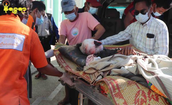 ဓာတ်ပုံ - ခဘော်ကျေးရွာမှ ဒေါ်လှသန်းနွယ်အား စစ်တွေဆေးရုံသို့ ယူဆောင်လာစဉ် မြင်တွေ့ရပုံ