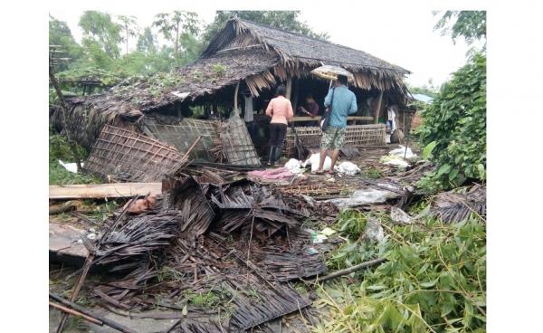 (ဓာတ်ပုံ- သွားစရာ နေရာမရှိ၍ စိတ်သောကရောက်နေသည့် အမျိုးသမီးကြီးတစ်ဦးနှင့် အိမ်ဖြိုနေသည့် မြင်ကွင်း)