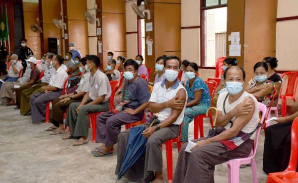 စစ်တွေရှိ စစ်ဘေးရှောင်များအား ကိုဗစ်ကာကွယ်ဆေးထိုးပေးနေစဉ်။