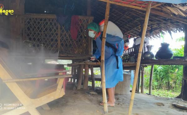 လမ်းမစစ်ဘေးရှောင်စခန်းမှ ကိုဗစ်ပိုးတွေ့ရှိခဲ့သည့် ကိုယ်ဝန်ဆောင်အမျိုးသမီးနေခဲ့သောနေအိမ်အား ပိုးသတ်ဆေးဖြန်းပေးနေစဉ်။