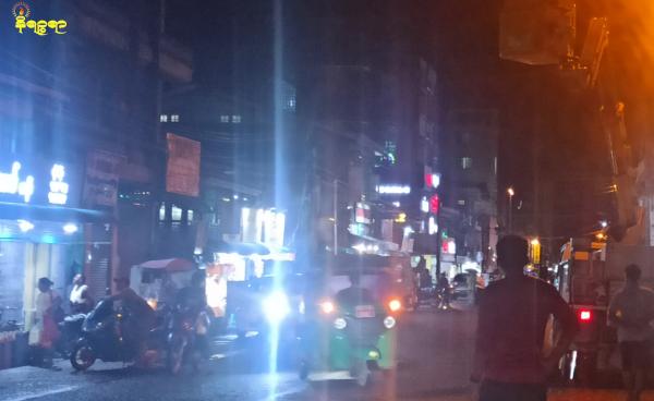 ဓာတ်ပုံ - စစ်တွေမြို့လယ်ရှိ လမ်းမကြီးတစ်နေရာအား ညအချိန်၌တွေ့ရစဉ်။