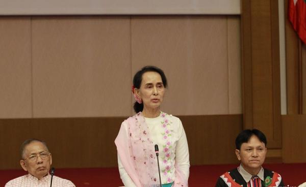 State Counselor Daw Aung San Suu Kyi talks to media during their press briefing with New Mon State Party and Lahu Democratic Union, at National Reconciliation and Peace Centre in Nay Pyi Taw on 23 January 2018. Photo: Min Min/Mizzima