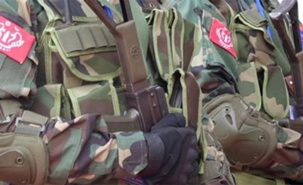 အေအေတပ်တော် တပ်ဖွဲ့ဝင်များကိုတွေ့ရစဥ်။