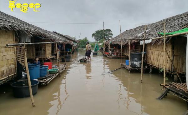 ဓာတ်ပုံ - ရေလွှမ်းမိုးမှုဒဏ်ကိုခံနေရသည့် ရခိုင်ရှိ စစ်ဘေးရှောင်စခန်းတစ်ခုအား ယခုနှစ်မိုးရာသီအတွင်းတွေ့ရစဉ်။