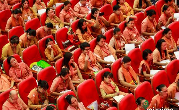 အမျိုးသားဒီမိုကရေစီအဖွဲ့ချုပ်(NLD)ပါတီ၏ ပထမအကြိမ် နိုင်ငံလုံးဆိုင်ရာ အမျိုးသမီးလုပ်ငန်ကော်မတီများ စုံညီတွေ့ဆုံပွဲတွင် တက်ရောက်လာသော NLD ကိုယ်စားလှယ်အမျိုးသမီးများ။ ဓာတ်ပုံ - မင်းမင်း