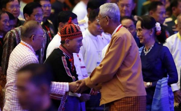 နိုင်ငံတော်အကြီးအကဲများနှင့် NMSP-LDU ထိပ်ပိုင်းခေါင်းဆောင်များနှုတ်ဆက်နေစဉ်(photo: MNA)