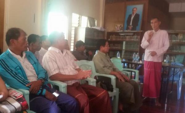 နိုင်ရွှေကျင်စာကြည့်တိုက်တွင် ရှင်းလင်းနေစဉ်(Photo: Facebook)