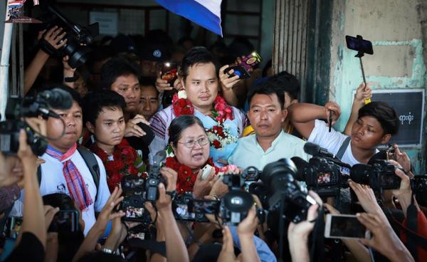 သတင်းထောက်များကို နော်အုန်းလှရှင်းလင်းပြောကြားစဉ်(ကရင့်မီဒီယာ)