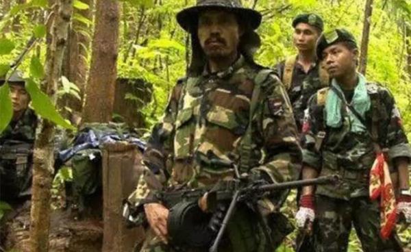 ထုတ်ပယ်ခံလိုက်ရတဲ့ ဒုစစ်ဦးစီးချုပ် နီကီဆူမီကို NSCN-K အဖွဲ့ဝင်များနှင့်အတူ တွေ့ရစဉ်။