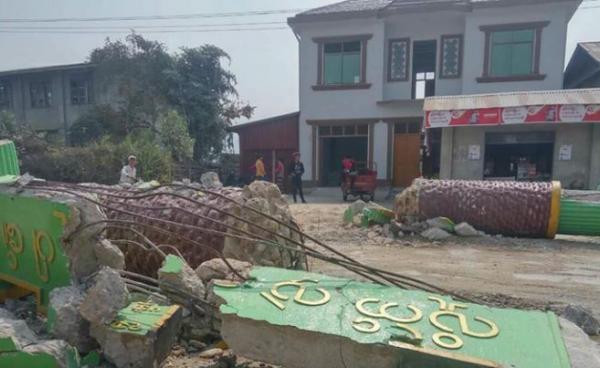 သစ်တင်ကားဝင်တိုက်ရာမှ ပြိုကျပျက်စီးသွားသော နမ့်ခမ်းမြို့အဝင်မုခ်ဦး