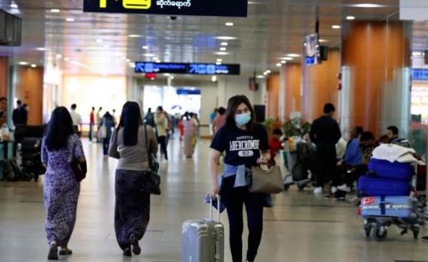 People wear masks at the arrival lounge at the Yangon International Airport in Yangon, Myanmar, 31 January 2020. Photo: Nyein Chan Naing/EPA