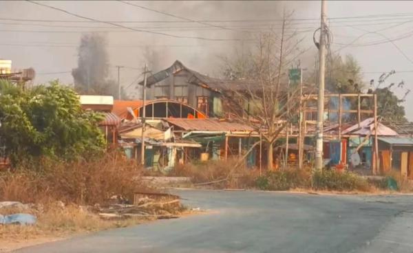 မတ်လအတွင်း နောင်ချိုမြို့နယ် အုမ္မတီးလမ်းခွဲသို့ စစ်ကောင်စီမှ လေကြောင်းနှင့် ဒရုန်းဗုံးကြဲမှုကြောင့် နေအိမ်မီးလောင်ပျက်စီးခဲ့စဉ်။