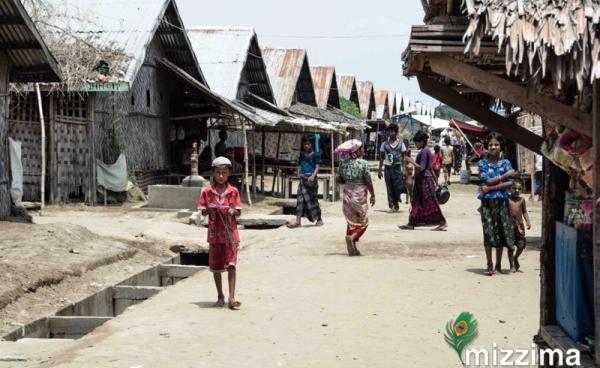 စစ်တွေမြို့ရှိ အုန်းတောကြီးဒုက္ခသည်စခန်း၏ လမ်းတစ်နေရာ (ဓာတ်ပုံ - RiA)