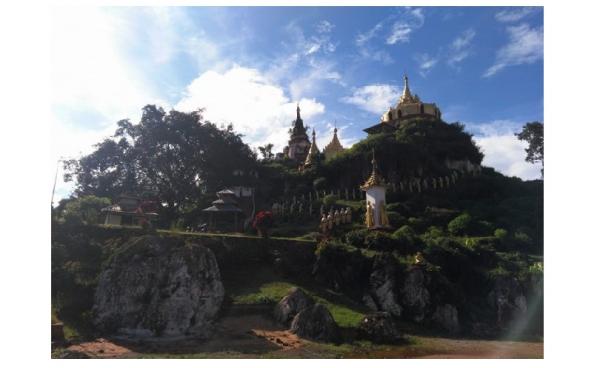 မိုးနဲမြို့ရှိ လွယ်စန့်ကျောင်းတိုက်နှင့်စေတီတော် (photo/Saimone Lurn)