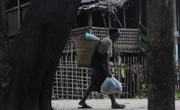 ပလက်ဝမြို့ပေါ်မှ ချင်းတိုင်းရင်းသူ အမျိုးသမီးတစ်ဦးကိုတွေ့ရစဉ်(ချစ်မင်းထွန်း)