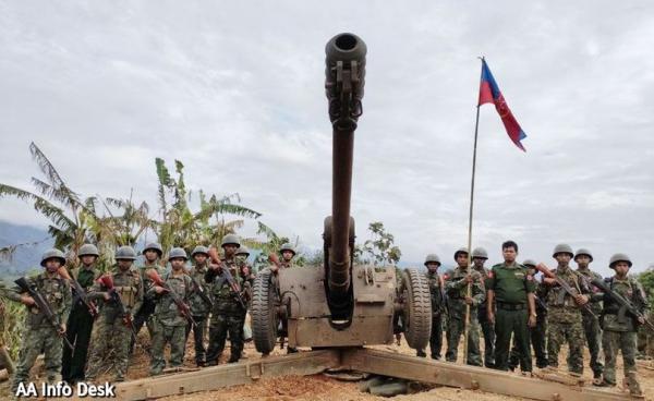 ပလက်ဝဒေသရှိ တရွန်အိုင်ဗျူဟာကုန်းကို သိမ်းပိုက်ပြီးနောက် AA စစ်သည်တော်များ၏ အောင်ပွဲခံဓာတ်ပုံ။