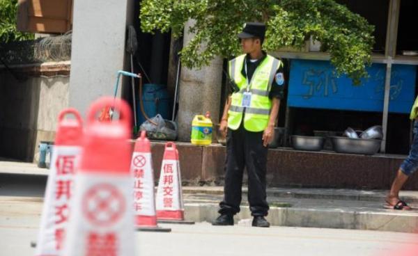 ပန်ခမ်းမြို့အတွင် အသွားအလာကို ကြီးကြပ်နေသော ရဲတပ်ဖွဲ့ဝင်တစ်ဦး (ပုံ- ကိုဇက်)