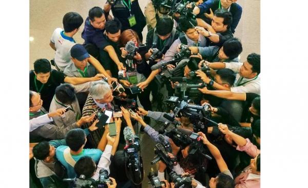 UPDJC ဒုဥက္ကဌ ဒေါက်တာ ဆလိုင်းလျန်မှုန်းဆာခေါင်ကို သတင်းထောက်များမေးမြန်းစဉ်(photo/Facebook)