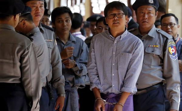 Detained Reuters journalist Wa Lone (2-R) and Kyaw Soe Oo (2-L) are escorted by police as they leave the court after the hearing in Yangon, Myanmar, 01 February 2018. Photo: Nyein Chan Naing/EPA-EFE