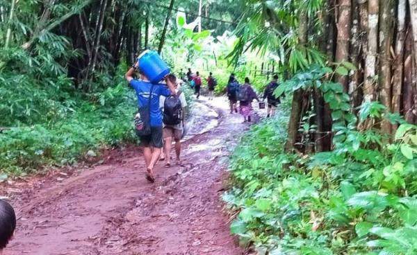 ထွက်ပြေးတိမ်းရှောင်ရသည့် ပြည်သူများ