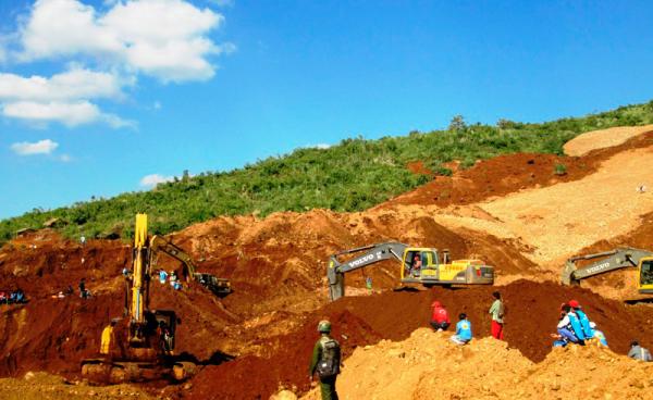 ၂၀၁၅ ခုနှစ် နိုဝင်ဘာ ၂၁ ရက်က မြေစာပုံ ပြိုကျမှုကို ကယ်ဆယ်နေစဉ်။ (ဓာတ်ပုံ - အီးပီအေ)