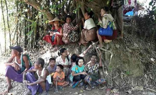 တိုက်ပွဲဖြစ်ပွားမှုကြောင့် ထွက်ပြေးနေကြသော ရသေ့တောင်မြို့နယ်၊ လိုင်ဂွင်ကျေးရွာသားများကို ဒီဇင်ဘာလ ပထမအပတ်က တွေ့ရစဉ်။ (ဓာတ်ပုံ - Soe Han / Facebook)